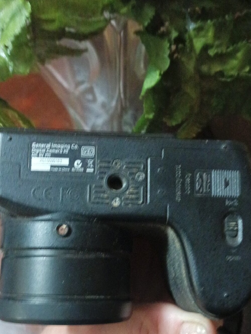 GE Black Compact Digital Camera with Detachable Lens Cap - Picture 3 of 4
